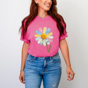 Simply Sage Market ���f�B�[�X �g�b�v�X T�V���c �p�b�`���[�N �O���t�B�b�N Simply Sage Market Daisy Faux Patchwork - Women's Garment Dyed Graphic T-Shirt Crunchberry