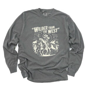 Simply Sage Market ���f�B�[�X �g�b�v�X T�V���c �O���t�B�b�N Simply Sage Market Wilder Than The West Cowgirl - Women's Garment Dyed Long Sleeve Graphic T-Shirt Pepper