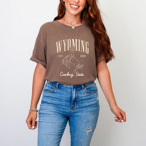 Simply Sage Market ���f�B�[�X �g�b�v�X T�V���c �O���t�B�b�N Simply Sage Market Wyoming Cowboy State - Women's Garment Dyed Graphic T-Shirt Espresso
