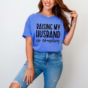 Simply Sage Market ���f�B�[�X �g�b�v�X T�V���c �O���t�B�b�N Simply Sage Market Raising My Husband Is Exhausting - Women's Garment Dyed Graphic T-Shirt Flo Blue �u���[