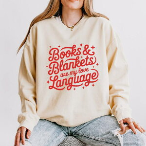 Simply Sage Market ���f�B�[�X �g�b�v�X T�V���c �X�E�F�b�g Simply Sage Market Books & Blankets Are My Love Language - Women's Lightweight Garment Dyed Sweatshirt Ivory �A�C�{���[