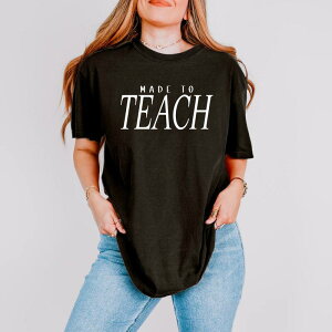 Simply Sage Market ���f�B�[�X �g�b�v�X T�V���c �O���t�B�b�N Simply Sage Market Made To Teach Italic - Women's Garment Dyed Graphic T-Shirt Black �u���b�N