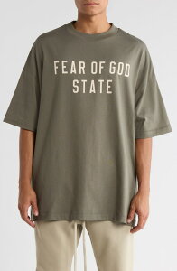 �t�B�A�I�u�S�b�h �����Y �g�b�v�X T�V���c �O���t�B�b�N Fear of God Essentials '90s Fit Graphic T-Shirt Moss