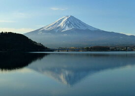 絵画風 壁紙ポスター (はがせるシール式) 逆さ富士 幻想的な富士山 河口湖 鏡の湖面 キャラクロ FJS-008A2 (A2版 594mm×420mm) ＜日本製＞ ウォールステッカー お風呂ポスター