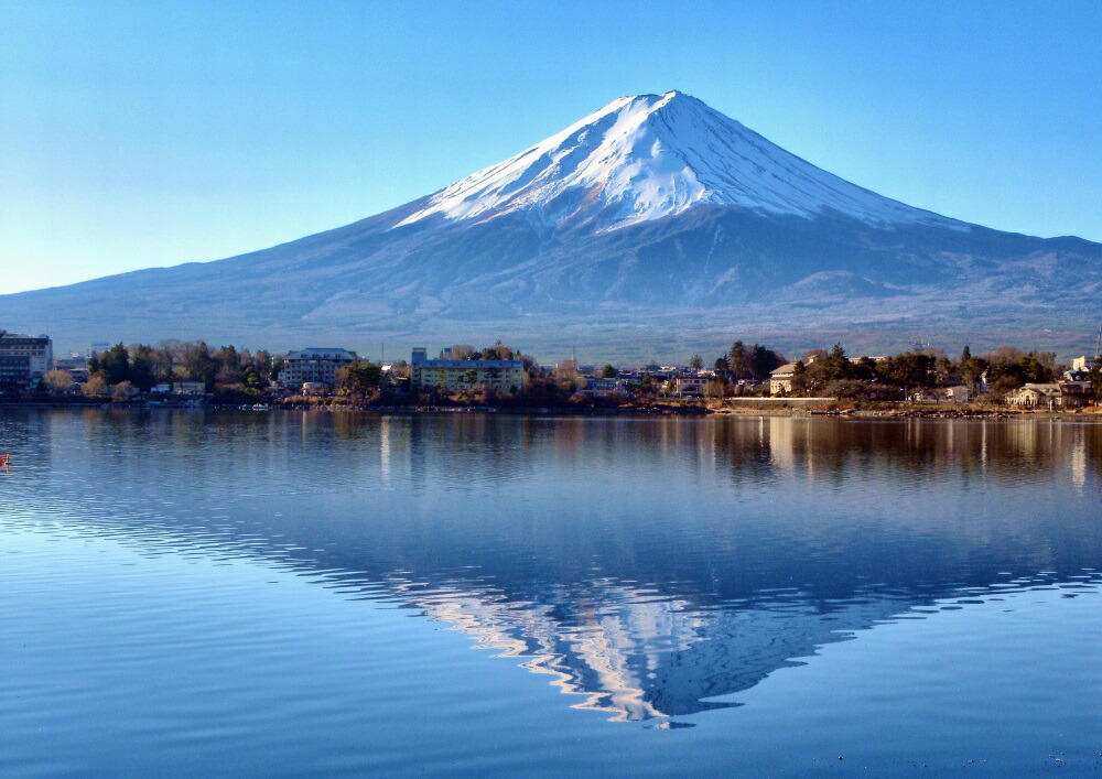 絵画風 壁紙ポスター (はがせるシール式) 逆さ富士 富士山 河口湖 鏡の湖面 キャラクロ FJS-016A2 (A2版 594mm×420mm)＜日本製＞ ウォールステッカー お風呂ポスター はがせる壁紙 浴室 壁紙
