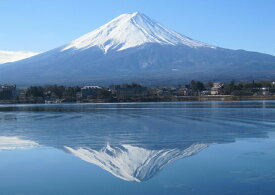 絵画風 壁紙ポスター (はがせるシール式) 逆さ富士 富士山 河口湖 鏡の湖面 キャラクロ FJS-017A1 (A1版 830mm×585mm) ＜日本製＞ ウォールステッカー お風呂ポスター