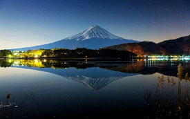絵画風 壁紙ポスター (はがせるシール式) 星空の逆さ富士 富士山 夜景 河口湖 鏡面の湖畔 キャラクロ FJS-024W1 (ワイド版 921mm×576mm) ＜日本製＞ ウォールステッカー お風呂ポスター