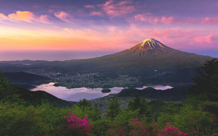 楽天市場 絵画風 壁紙ポスター はがせるシール式 夜明けの富士山と河口湖畔 赤富士 朝焼け 朝日 キャラクロ Fjs 032w2 ワイド版 603mm 376mm 建築用壁紙 耐候性塗料 インテリア レアルインターショップ