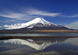 絵画風 壁紙ポスター (はがせるシール式) 冬晴れの逆さ富士と流れ雲 富士山 山中湖 ふじやま キャラクロ FJS-046A1 (A1版 830mm×585mm) ＜日本製＞ ウォールステッカー お風呂ポスター