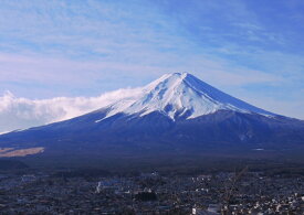 絵画風 壁紙ポスター (はがせるシール式) 冬晴れの富士山と流れ雲 表富士 富士山 ふじやま キャラクロ FJS-048A1 (A1版 830mm×585mm) ＜日本製＞ ウォールステッカー お風呂ポスター