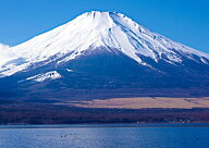 絵画風 壁紙ポスター (はがせるシール式) 冠雪の富士山と山中湖 白富士 裏富士 富士山 ふじやま キャラク…