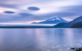 絵画風 壁紙ポスター (はがせるシール式) 本栖湖畔から望む静寂と朝焼けの富士山 富士山麓 瞑想 キャラクロ M-FJS-006W1 (ワイド版 921mm×576mm) ＜日本製＞ ウォールステッカー お風呂ポスター