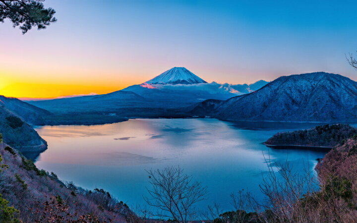 楽天市場 絵画風 壁紙ポスター はがせるシール式 日の出を迎えた初春の本栖湖と神秘的な富士山 千円札裏の絶景ポイント 絶景スポット キャラクロ M Fjs 009w2 ワイド版 603mm 376mm 建築用壁紙 耐候性塗料 インテリア レアルインターショップ