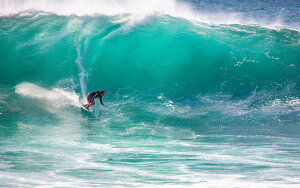 絵画風 壁紙ポスター (はがせるシール式) サーフィン ビッグウェーブ オンバックトゥジュ海岸 ジャワ島 インドネシア サーファー キャラクロ M-SFN-001W1(ワイド版 921mm×576mm)<日本製> ウォー