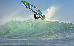 絵画風 壁紙ポスター (はがせるシール式) ウインドサーフィン ウジュンゲンテン海岸 ジャワ島 インドネシア キャラクロ M-SFN-003W1(ワイド版 921mm×576mm)<日本製> ウォールステッカー お風呂