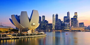 絵画風 壁紙ポスター (はがせるシール式) シンガポール 夕暮れ アート・サイエンス・ミュージアム 夜景 キャラクロ SGP-004S1 (パノラマS版 1152mm×576mm) <日本製> ウォールステッカー お風呂ポ