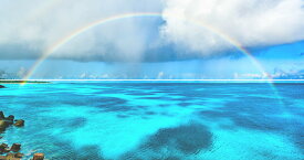 絵画風 壁紙ポスター (はがせるシール式) 【特大上下2枚仕様】沖縄の海景色 幻想的な虹のアーチ 波照間島ニシノ浜の鮮やかなレインボー リゾート 絶景 キャラクロ M-OKN-008X1W(パノラマX版 2210mm×576mm×2枚)＜日本製＞ ウォールステッカー お風呂ポスター