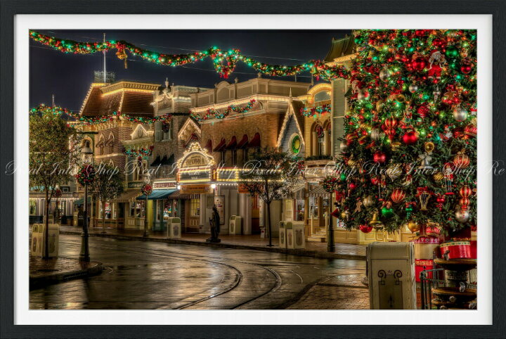 楽天市場 絵画風 壁紙ポスター はがせるシール式 クリスマス ライト X Mas ディズニーランド カリフォルニア 夜景 ストリート 額縁印刷 トリックアート キャラクロ Dnlc 017sgf2 603mm 402mm 建築用壁紙 耐候性塗料 インテリア レアルインターショップ