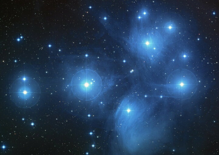 楽天市場 絵画風 壁紙ポスター はがせるシール式 星の競演 プレアデス星団 天体 星空 銀河 散開星団 星雲 恒星 オーロラ ギャラクシー 神秘 キャラクロ Glxy 017a2 版 594mm 4mm 建築用壁紙 耐候性塗料 インテリア レアルインターショップ