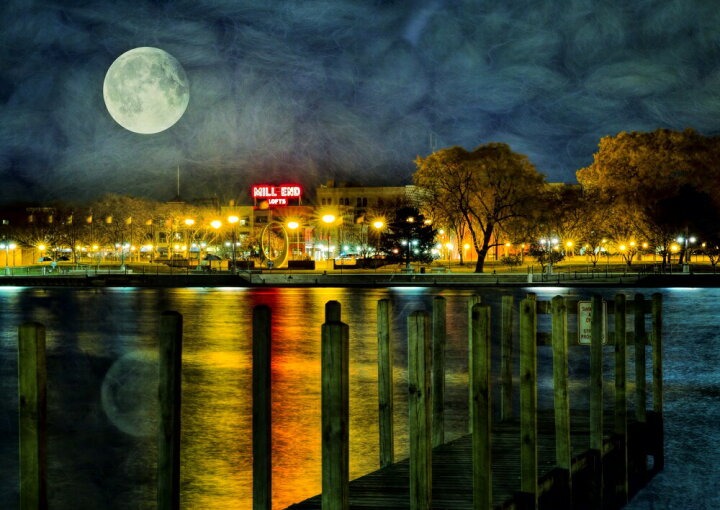 楽天市場 絵画風 壁紙ポスター はがせるシール式 湖畔の夜景とスーパームーン 月 満月 紅葉 秋 ムーンライト 癒し キャラクロ Mon 027a2 版 594mm 4mm 建築用壁紙 耐候性塗料 インテリア レアルインターショップ