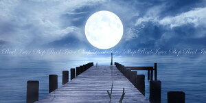 絵画風 壁紙ポスター (はがせるシール式) 桟橋と幻想的なスーパームーン 月光 雲 月 満月 海 ムーンライト 神秘 癒し パノラマ キャラクロ MON-024S1 (1152mm×576mm) <日本製> ウォールステッカー