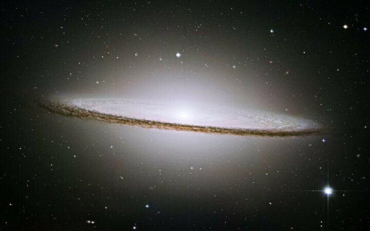 楽天市場 絵画風 壁紙ポスター はがせるシール式 銀河 Ngc 4594 M104 ソンブレロの霧 渦巻銀河 ギャラクシー Milky Way 星団 星雲 ブラックホール 宇宙 天体 神秘 キャラクロ Spc 025w2 ワイド版 603mm 376mm 日本製 ウォールステッカー お風呂ポスター