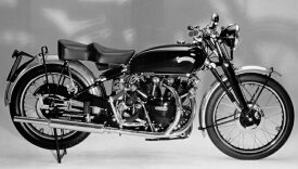 絵画風 壁紙ポスター (はがせるシール式) ヴィンセント HRD ブラックシャドー 1950年 世界最速 伝説の名車 モノクロ バイク キャラクロ VCNT-002S1 (1017mm×576mm) ＜日本製＞ ウォールステッカー お風呂ポスター