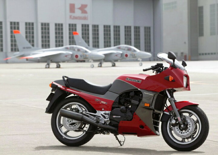 楽天市場 絵画風 壁紙ポスター はがせるシール式 カワサキ Gpz900r Ninja A1 初期型 忍者 1984年 初代ニンジャ At 川崎重工 キャラクロ Knnj 003a2 版 594mm 4mm 建築用壁紙 耐候性塗料 インテリア レアルインターショップ