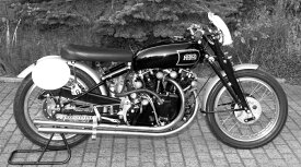 絵画風 壁紙ポスター (はがせるシール式) ヴィンセント HRD ブラックライトニング 1950年 伝説の名車 モノクロ キャラクロ VCBL-001SM1 (1035mm×576mm) ＜日本製＞ ウォールステッカー お風呂ポスター