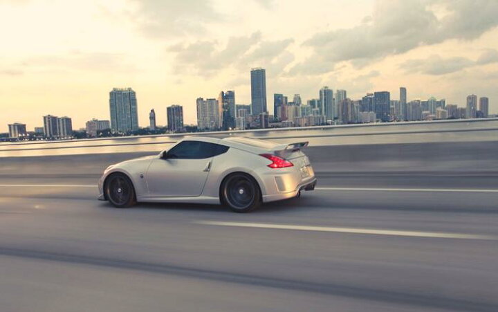 楽天市場 絵画風 壁紙ポスター はがせるシール式 日産 フェアレディ 370z Z34型 シルバー ハイウェイ キャラクロ Nz34 010w2 ワイド版 603mm 376mm 建築用壁紙 耐候性塗料 インテリア レアルインターショップ