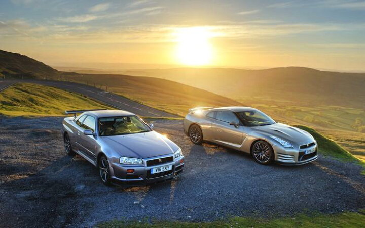 楽天市場 絵画風 壁紙ポスター はがせるシール式 日産 スカイライン Gt R R34 Gt R R35 ツーショット With 夕焼け ニッサン キャラクロ Ngtr 002w2 ワイド版 603mm 376mm 建築用壁紙 耐候性塗料 インテリア レアルインターショップ