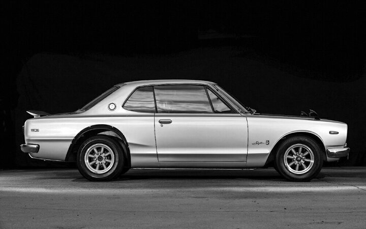 楽天市場 絵画風 壁紙ポスター はがせるシール式 日産 スカイライン 00gt R 初代 2ドアht 後期型 Kpgc10型 ハコスカ 1971年 モノクロ キャラクロ C10 010w1 ワイド版 921mm 576mm 建築用壁紙 耐候性塗料 インテリア レアルインターショップ
