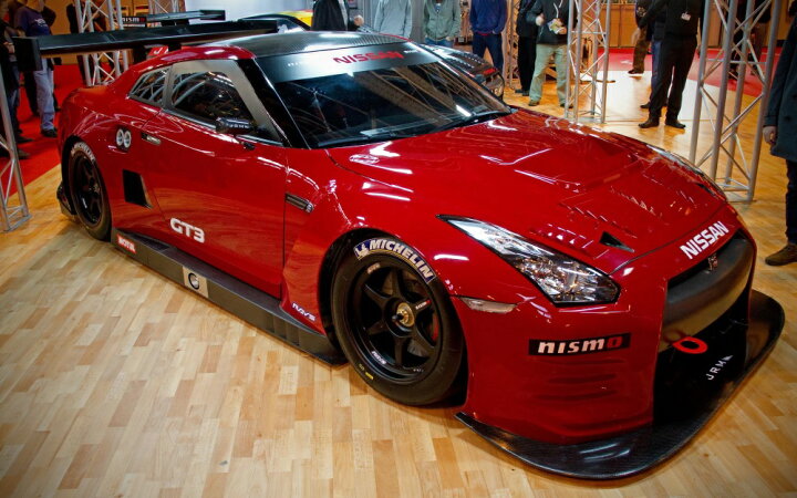 楽天市場 絵画風 壁紙ポスター はがせるシール式 日産 Gt R Nismo R35 チューニングカー バイブラントレッド ニッサン Nissan キャラクロ R35n 022w2 ワイド版 603mm 376mm 建築用壁紙 耐候性塗料 インテリア レアルインターショップ