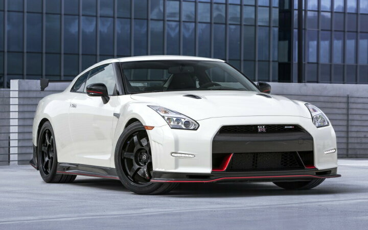 楽天市場 絵画風 壁紙ポスター はがせるシール式 日産 Gt R Nismo R35 Bホワイトパール 14年 ニッサン Nissan キャラクロ R35n 023w1 ワイド版 921mm 576mm 建築用壁紙 耐候性塗料 インテリア レアルインターショップ