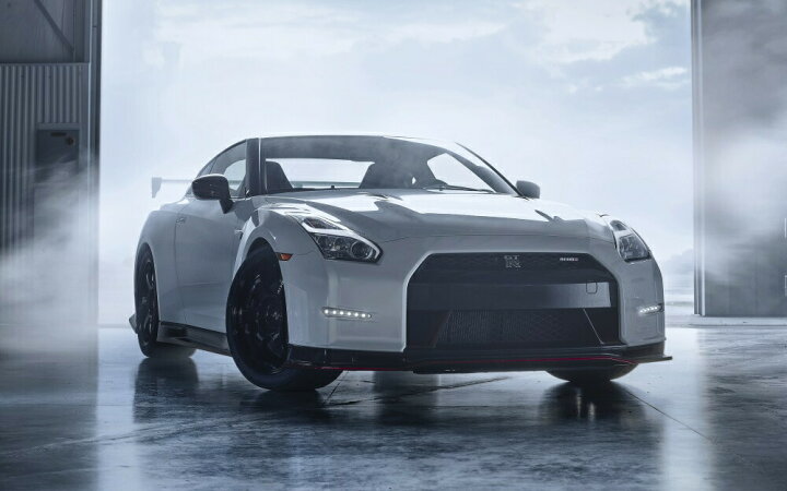 楽天市場 絵画風 壁紙ポスター はがせるシール式 日産 Gt R Nismo R35 Us仕様 Bホワイトパール 15年 ニッサン Nissan キャラクロ R35n 024w2 ワイド版 603mm 376mm 建築用壁紙 耐候性塗料 インテリア レアルインターショップ