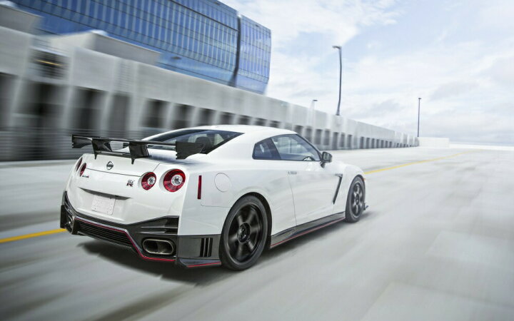 楽天市場 絵画風 壁紙ポスター はがせるシール式 日産 Gt R Nismo R35 Bホワイトパール ニッサン Nissan キャラクロ R35n 027w1 ワイド版 921mm 576mm 建築用壁紙 耐候性塗料 インテリア レアルインターショップ
