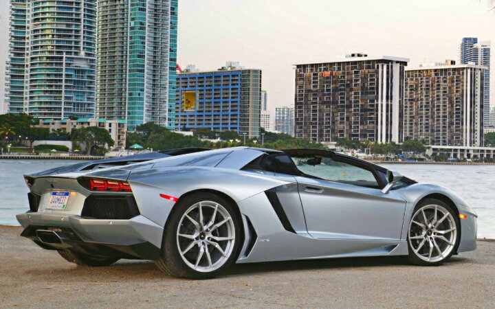 楽天市場 絵画風 壁紙ポスター はがせるシール式 ランボルギーニ アヴェンタドール Lp700 4 銀 スーパーカー キャラクロ Lavd 010w2 ワイド版 603mm 376mm 建築用壁紙 耐候性塗料 インテリア レアルインターショップ