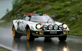絵画風 壁紙ポスター (はがせるシール式) ランチア ストラトス HF Gr.4 1971年 世界ラリー選手権カー WRC キャラクロ LCST-002W1 (ワイド版 921mm×576mm) ＜日本製＞ ウォールステッカー お風呂ポスター