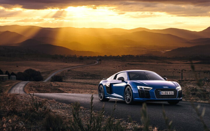 楽天市場 絵画風 壁紙ポスター はがせるシール式 アウディ R8 V10 Plus 16年 Nブルー Audi 夕陽 キャラクロ Adr8 009w1 ワイド版 921mm 576mm 建築用壁紙 耐候性塗料 インテリア レアルインターショップ