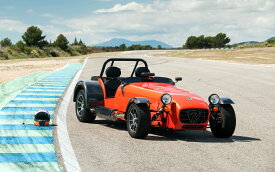 絵画風 壁紙ポスター (はがせるシール式) ケーターハム・セブン 485R オレンジ 2013年 Caterham 7 スーパーセブン キャラクロ CTH7-011W2 (ワイド版 603mm×376mm) ＜日本製＞ ウォールステッカー お風呂ポスター