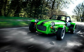 絵画風 壁紙ポスター (はがせるシール式) ケーターハム・セブン 275R 2015年 ライムグリーン Caterham 7 スーパーセブン キャラクロ CTH7-013W1 (ワイド版 921mm×576mm) ＜日本製＞ ウォールステッカー お風呂ポスター