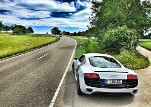 �G�敗 �ǎ��|�X�^�[ (�͂�����V�[����) �A�E�f�B R8 V10 �z���C�g ���H �_ Audi �L�����N�� ADR8-003A1 (A1�� 830mm×585mm) �����{���� �E�H�[���X�e�b�J�[ �����C�|�X�^�[