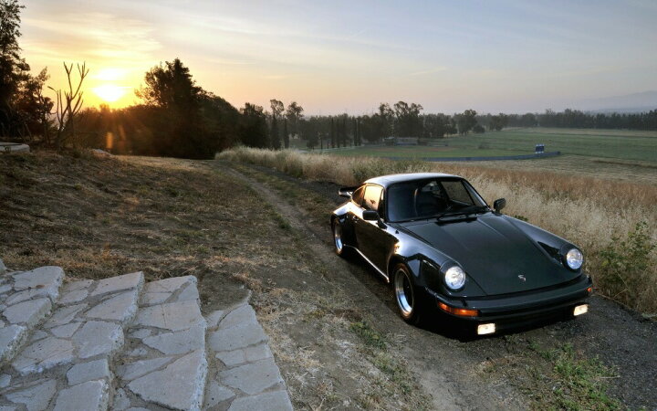 楽天市場 絵画風 壁紙ポスター はがせるシール式 ポルシェ 911 ターボ 3 0 930型 1976年 ブラック 夕陽 キャラクロ P930 008w1 ワイド版 921mm 576mm 建築用壁紙 耐候性塗料 インテリア レアルインターショップ