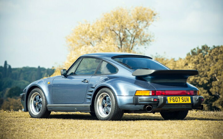 楽天市場 絵画風 壁紙ポスター はがせるシール式 ポルシェ 911 ターボ Se フラットノーズ 930型 1986年 メタリックブルー キャラクロ P930 010w2 ワイド版 603mm 376mm 建築用壁紙 耐候性塗料 インテリア レアルインターショップ