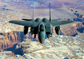 絵画風 壁紙ポスター (はがせるシール式) 戦闘機 F-15E ストライクイーグル 米空軍 ボーイング ダグラス キャラクロ UAFT-002A1 (A1版 830mm×585mm) ＜日本製＞ ウォールステッカー お風呂ポスター