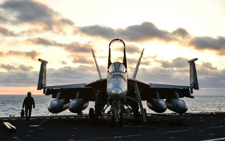 楽天市場 絵画風 壁紙ポスター はがせるシール式 戦闘機 F A 18e スーパーホーネット 空母帰艦 夕暮れ 米空軍 キャラクロ Uaft 009w2 ワイド版 603mm 376mm 建築用壁紙 耐候性塗料 インテリア レアルインターショップ