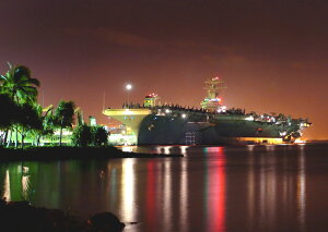 絵画風 壁紙ポスター (はがせるシール式) 空母 ロナルド・レーガン USS 夜景 真珠湾 ハワイ アメリカ 海軍 キャラクロ UNAC-010A2 (A2版 594mm×420mm) <日本製> ウォールステッカー お風呂ポスター