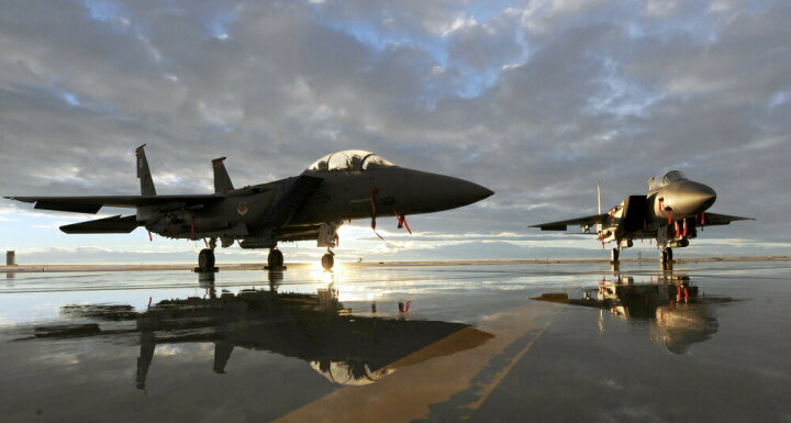 楽天市場 絵画風 壁紙ポスター はがせるシール式 夕日の戦闘機 F 15e ストライクイーグル Usエアフォース ミリタリー キャラクロ Uaft 021s1 1077mm 576mm 建築用壁紙 耐候性塗料 インテリア レアルインターショップ