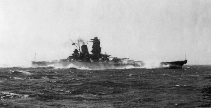 楽天市場 絵画風 壁紙ポスター はがせるシール式 戦艦大和 出陣 豊後水道 1941年 太平洋戦争 ヤマト ミリタリー キャラクロ Symt 001s2 603mm 308mm 建築用壁紙 耐候性塗料 インテリア レアルインターショップ