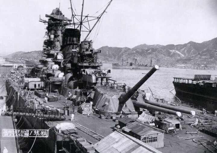 楽天市場 絵画風 壁紙ポスター はがせるシール式 戦艦大和 呉海軍工廠 1941年 太平洋戦争 ヤマト ミリタリー キャラクロ Symt 004a1 A1版 0mm 585mm 建築用壁紙 耐候性塗料 インテリア レアルインターショップ